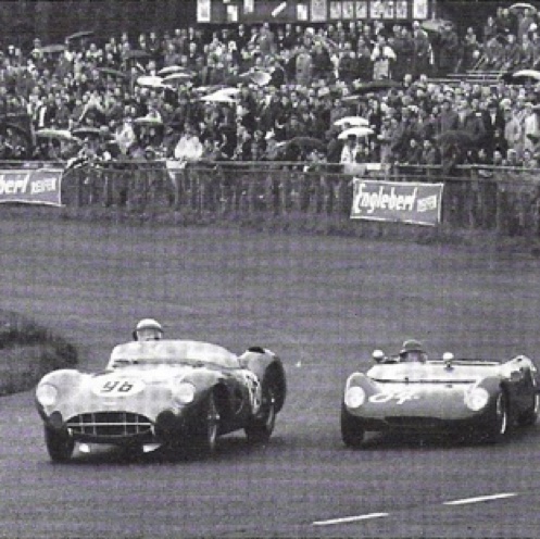 La lotus à côté de l'Aston Martin !