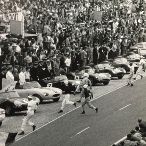 Jim est déjà à sa voiture...