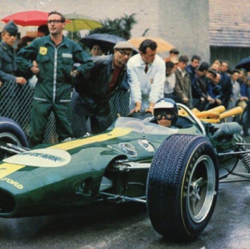 Prêt pour une démonstration magistral au volant d'une monoplace conçue pour l'ovale d'Indianapolis