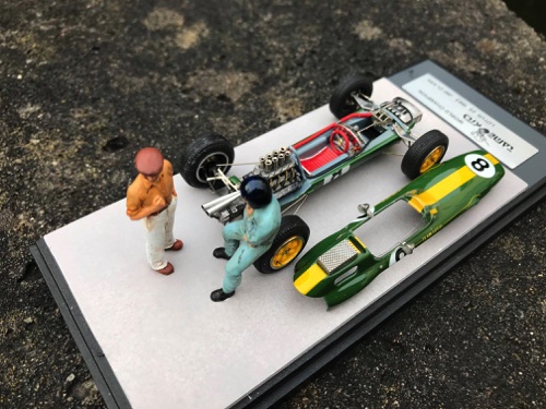 Jim et Colin aux côtés de la Lotus 25