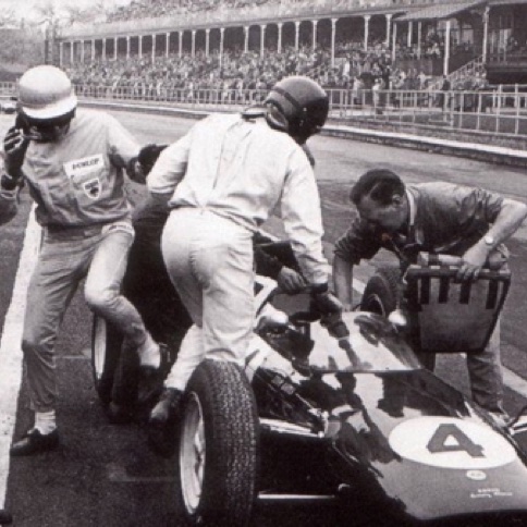 Trevor Taylor cède sa place à Jim Clark à Aintree Trevor Taylor cède sa place à Jim Clark à Aintree