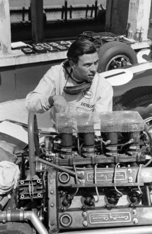 Jimmy devant le moteur coventriy Climax de la Lotus 33