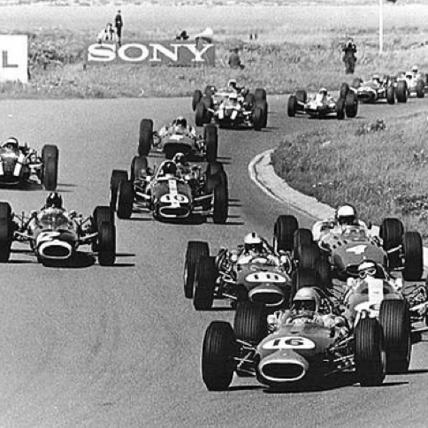 Les Brabham mênent la danse avec Jimmy, intercalé entre Jack et Denis Hulme