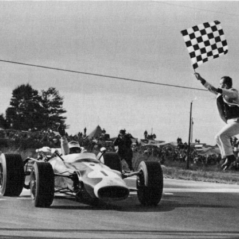 Toujours notre starter américain qui saute de joie pour saluer la victoire de Jim !