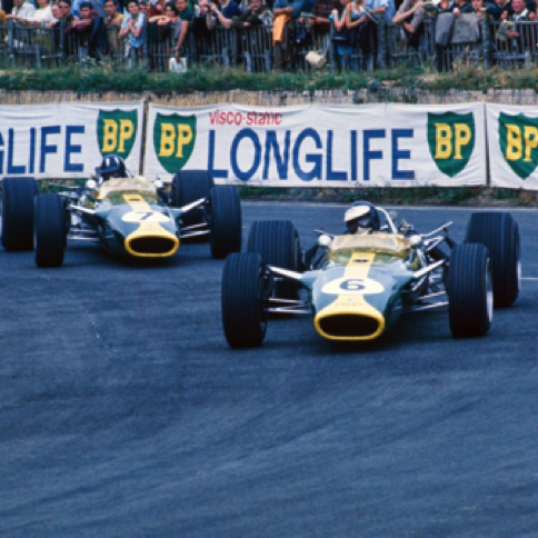 Bagarre avec son coéquipier Graham Hill sur le circuit Bugatti au GP de France.
© Eric Della Faille
Contribution Luc Ghys