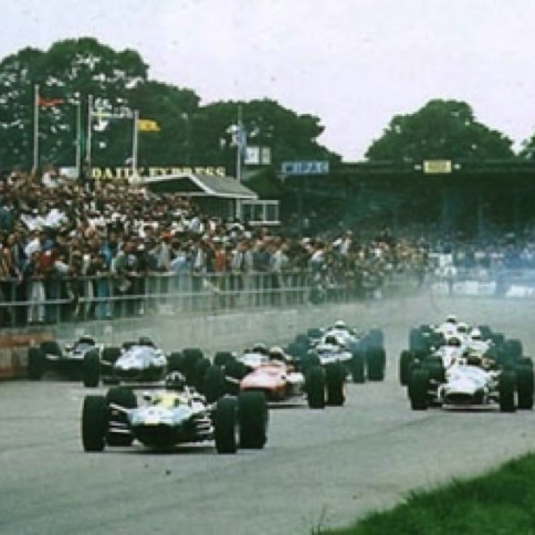 Départ en Grande Bretagne, les Lotus en tête