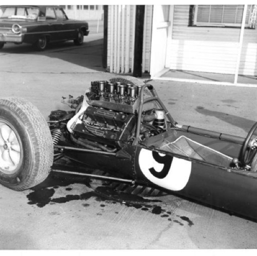 Le petite Lotus 25 équipé avec son moteur habituel, le V8 Coventry Climax