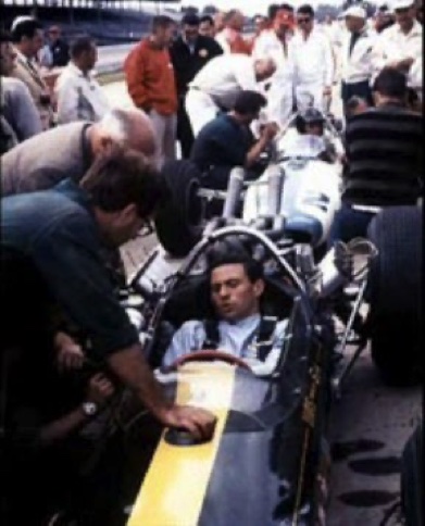 Les deux Lotus aux stands pendants les essais