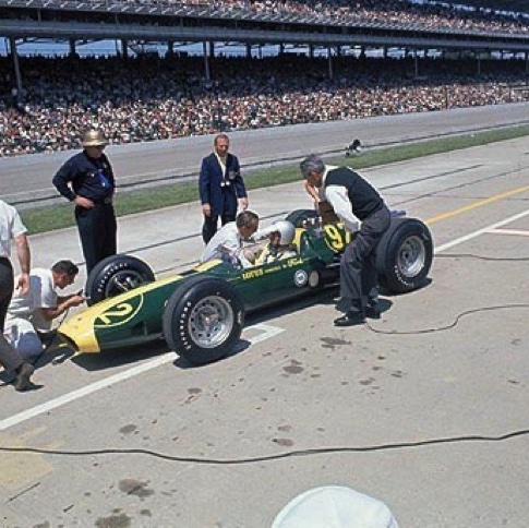 m_1963indy_jc_chapman_setup-tal.jpgAUX essais officiels, la Lotus à retrouvé ses couleurs et le casque de JIm, perdu la sienne !