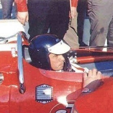 Jim Dans le cockpit rouge de sa lotus 1967 Jim Dans le cockpit rouge de sa lotus 1967
