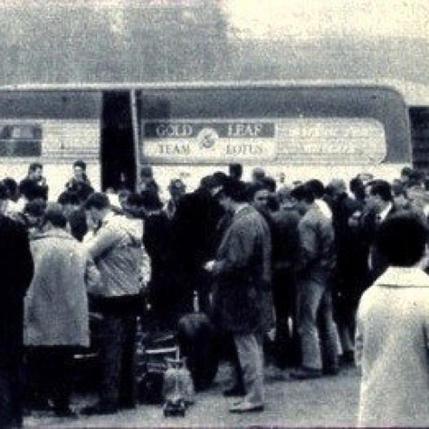 Devant le transporteur Lotus, la foule vient aux nouvelles après l'annonce de l'accident.
Un grand silence s'est abattu sur le circuit....