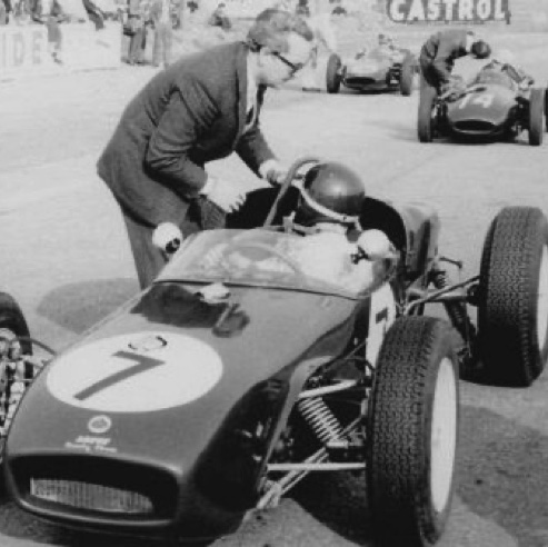 Colin Chapman veille sur la Lotus 18 de Jim à Snetterton
Contribution de Mon ami Gérard Voisin