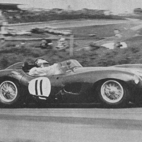 Position d'attaque sur l'Aston Martin DBR1
au 1000 Km du Nurburgring 1960