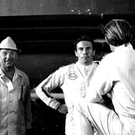 Discussion avec Graham Hill pendant les essais