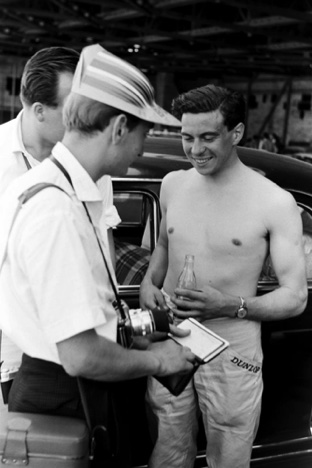 Séance d'autographe décontractée
