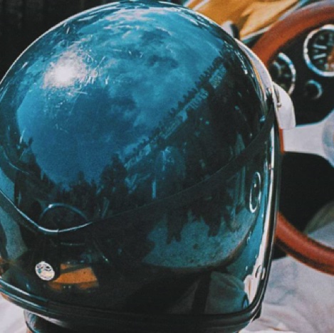 Un casque tout simple mais une couleur célèbre sur tous les circuits et ailleurs !