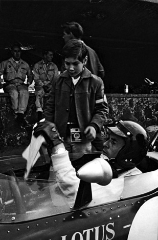 Jim ne refuse jamais un autographe à un jeune fan, même en pleine concentration !