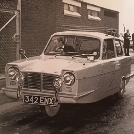 JIm au volant d'une voiture anglaise,  à 3 roues Reliant...