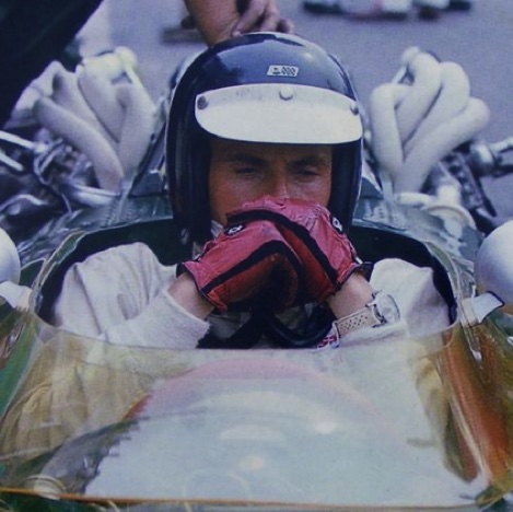 Concentration au volant de la Lotus 43 à moteur H 16