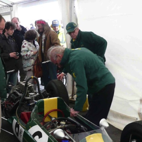 Au petit soins pour la Lotus 25