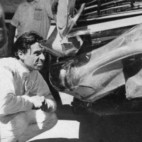 Jimmy inspecte les dégats de la Ford qui a tapé suite à la perte d'une roue !