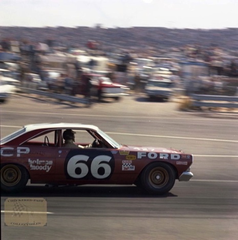 Un casque bien connu dans une voiture de Nascar...