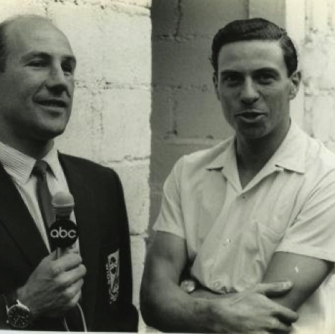 U journaliste débutant de la BBC interwiev Jim Clark...