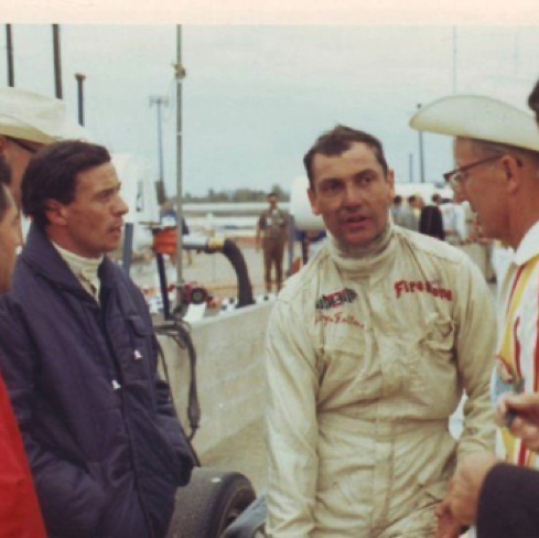 Georges Folmer et Jim en discution avec un officiel