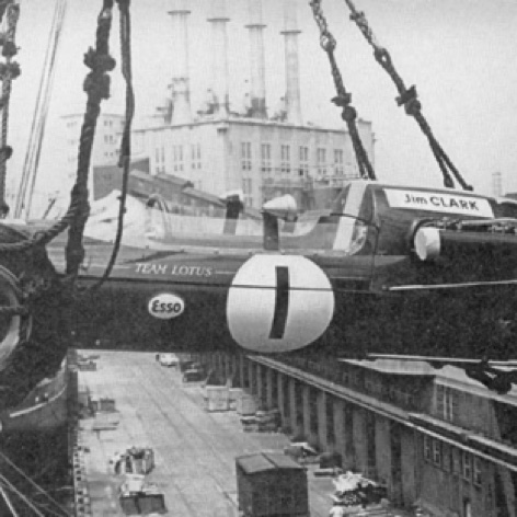 Déchargement de la Lotus 32 B en provenance de Grande Bretagne !