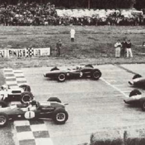 Départ au GP de Teratonga, 4ème manche et victoire devant Bruce McLaren