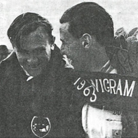 La joie du vainqueur au trophée Lady Wigram aux côtés de Bruce McLaren