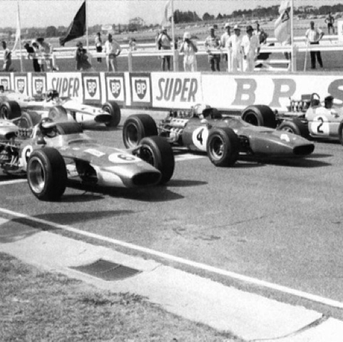 Sandow Park sur la grillle ax côtés de Chris Amon