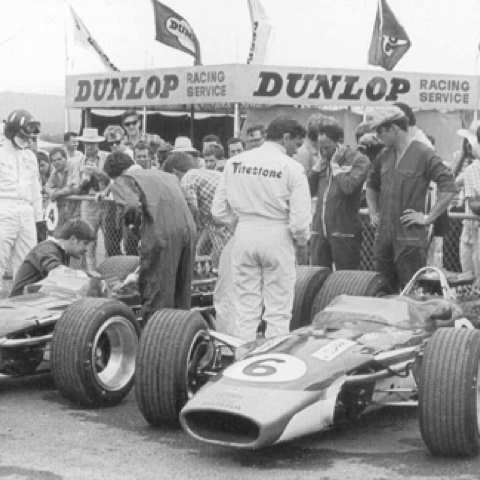 Les mécaniciens font chauffés les moteurs