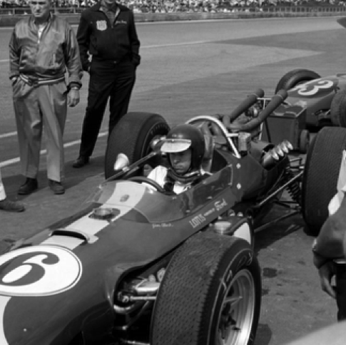 Le champion écossais continue sa razzia sur les courses américaines à Trenton 200 1964 avec la pôle position et plusieurs tours en tête mais pas la victoire